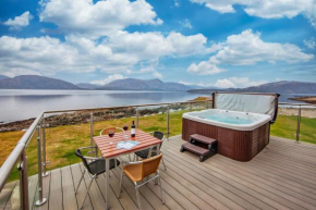 Отель Loch Linnhe Waterfront Lodges with Hot Tubs  Баллахулиш